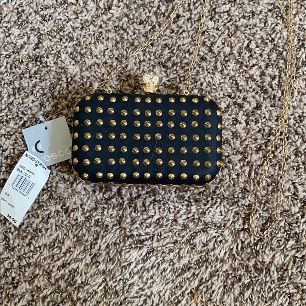 Clutch with skull.